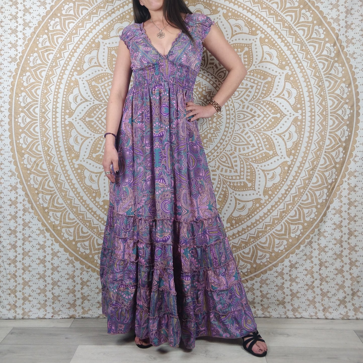 Robe longue Tehla en soie indienne. Robe bohème évasée, à volants. Imprimé ethnique violet.