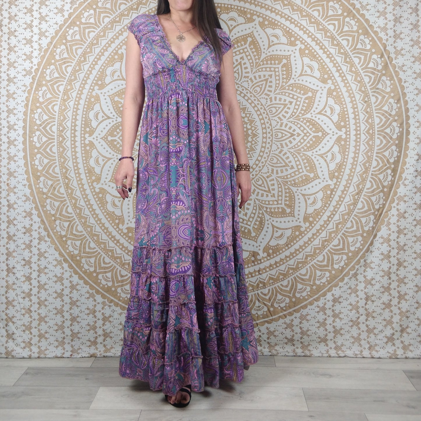 Robe longue Tehla en soie indienne. Robe bohème évasée, à volants. Imprimé ethnique violet.