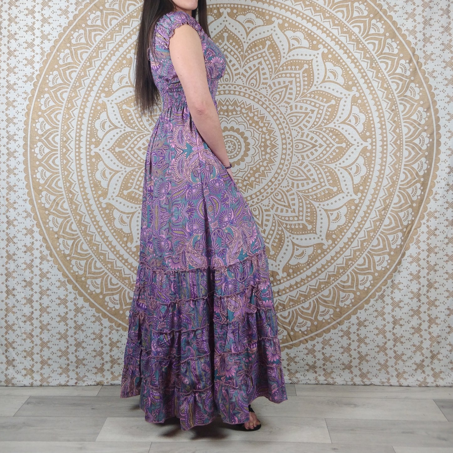 Robe longue Tehla en soie indienne. Robe bohème évasée, à volants. Imprimé ethnique violet.