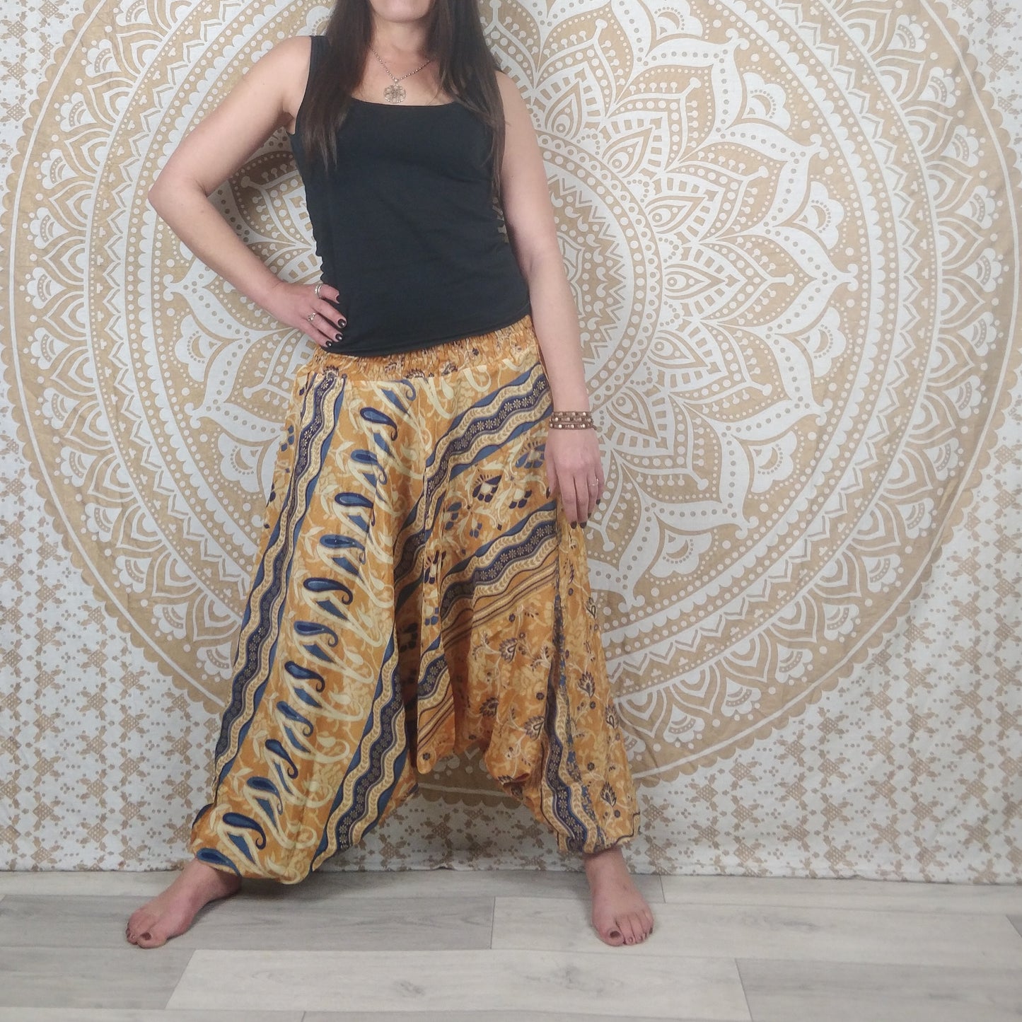 Pantalon Sarthal en soie indienne. Sarouel 2 en 1. Imprimé paisley ocre et bleu.