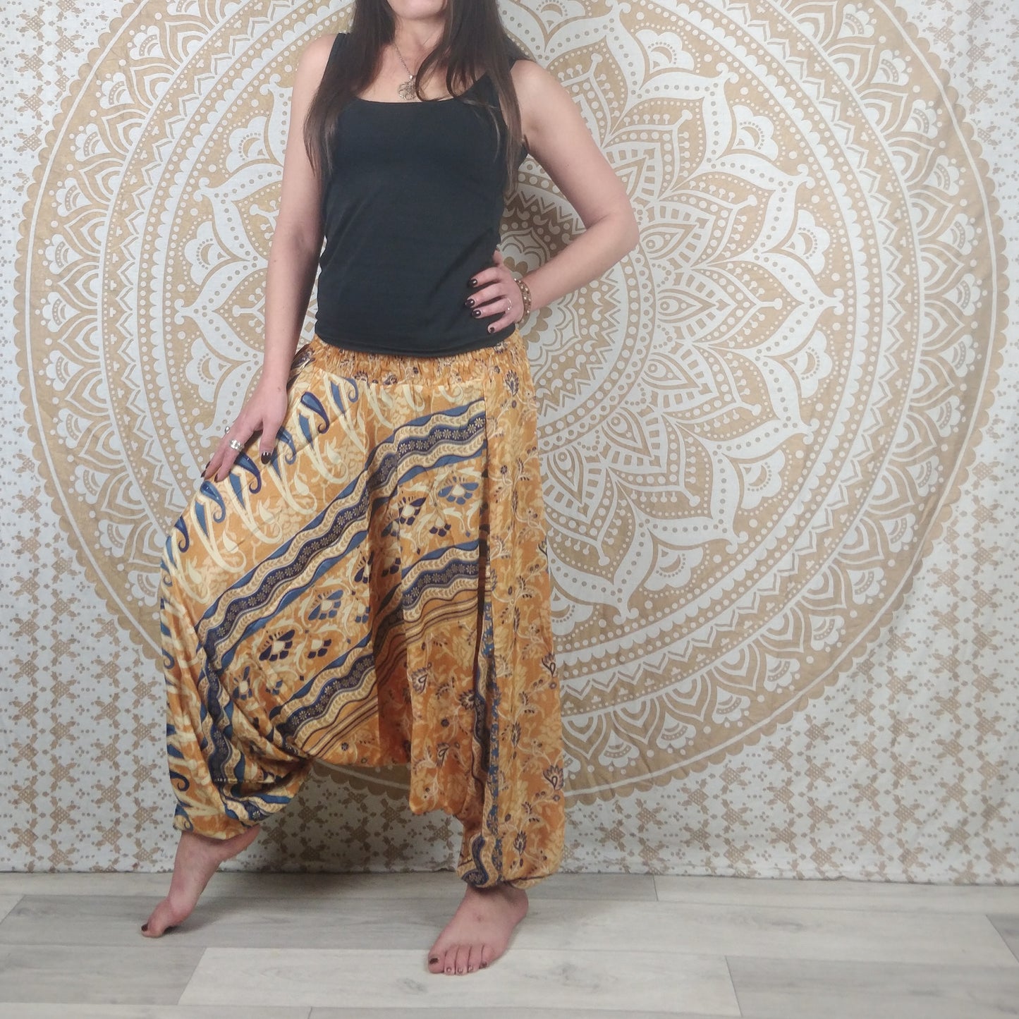 Pantalon Sarthal en soie indienne. Sarouel 2 en 1. Imprimé paisley ocre et bleu.