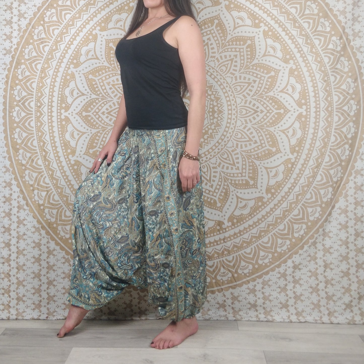 Pantalon Sarthal en soie indienne. Sarouel 2 en 1. Imprimé paisley blanc et bleu.