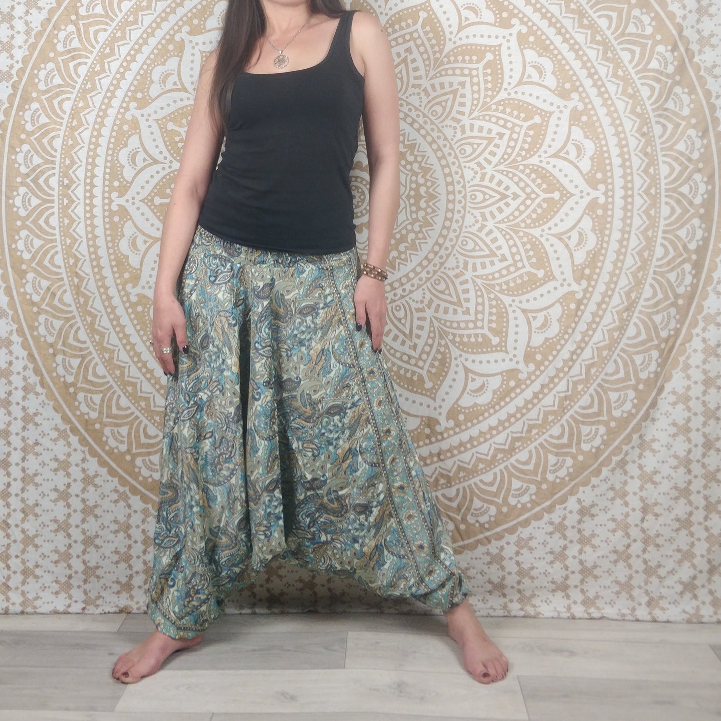 Pantalon Sarthal en soie indienne. Sarouel 2 en 1. Imprimé paisley blanc et bleu.