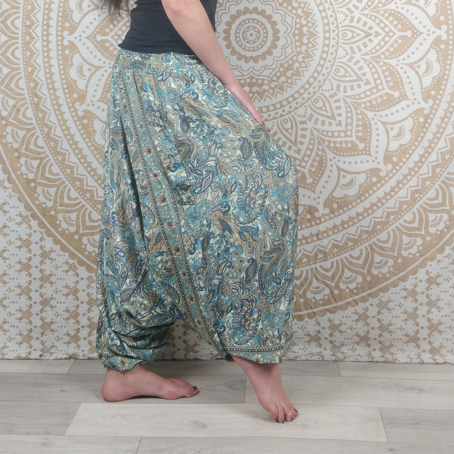 Pantalon Sarthal en soie indienne. Sarouel 2 en 1. Imprimé paisley blanc et bleu.