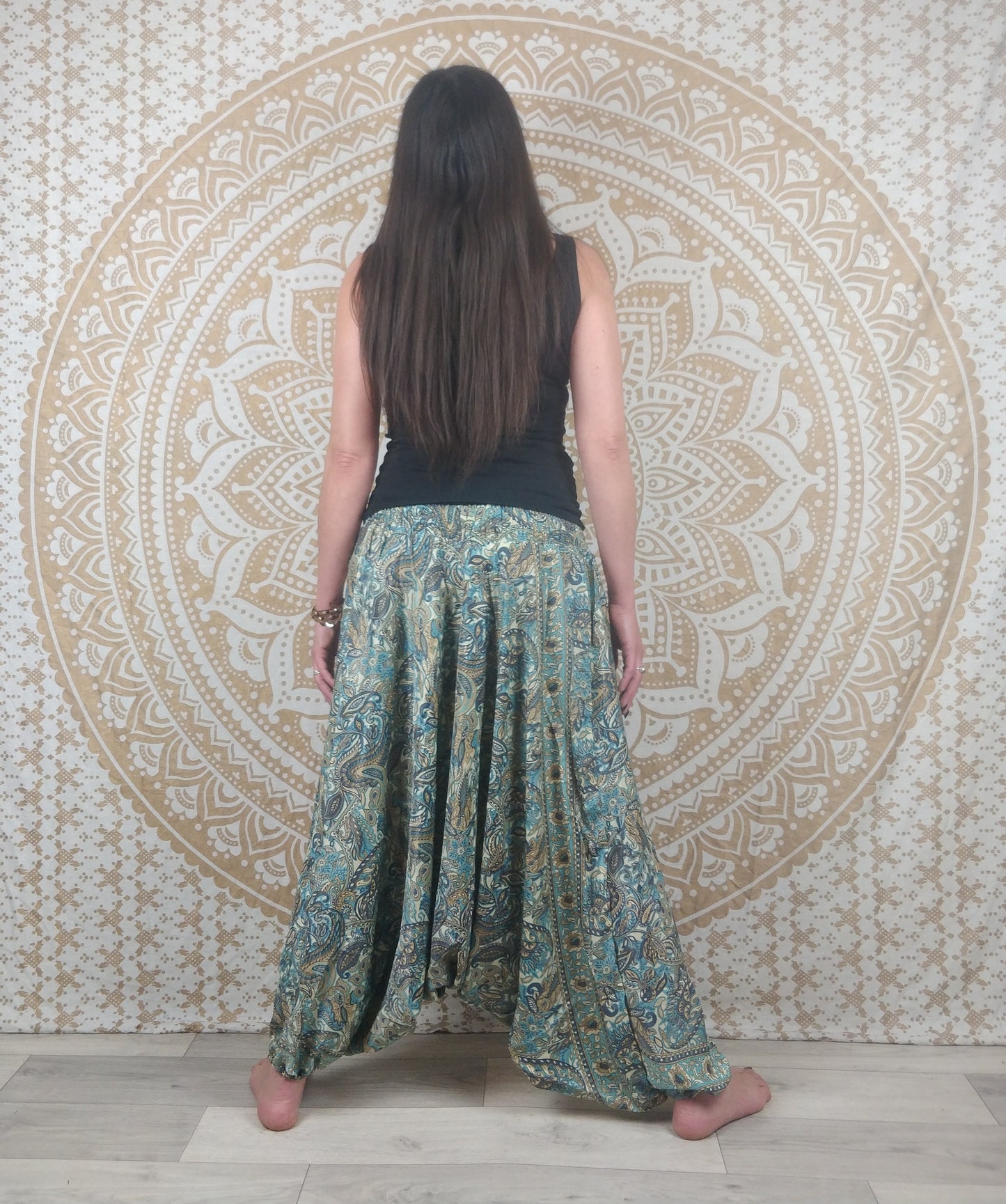 Pantalon Sarthal en soie indienne. Sarouel 2 en 1. Imprimé paisley blanc et bleu.