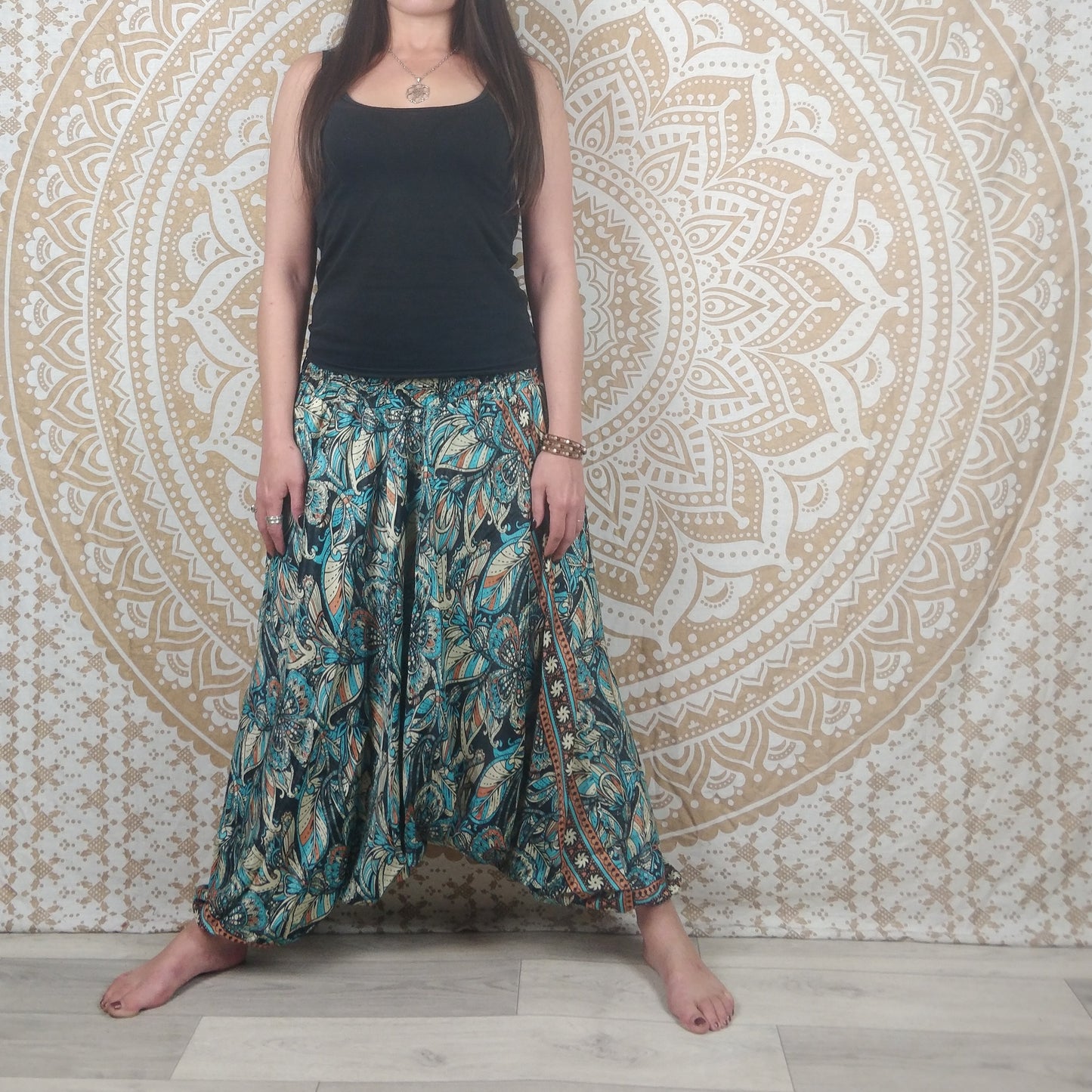 Pantalon Sarthal en soie indienne. Sarouel 2 en 1. Imprimé fleuri bleu et noir.