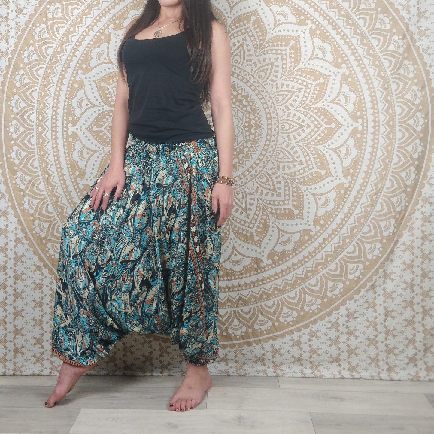 Pantalon Sarthal en soie indienne. Sarouel 2 en 1. Imprimé fleuri bleu et noir.