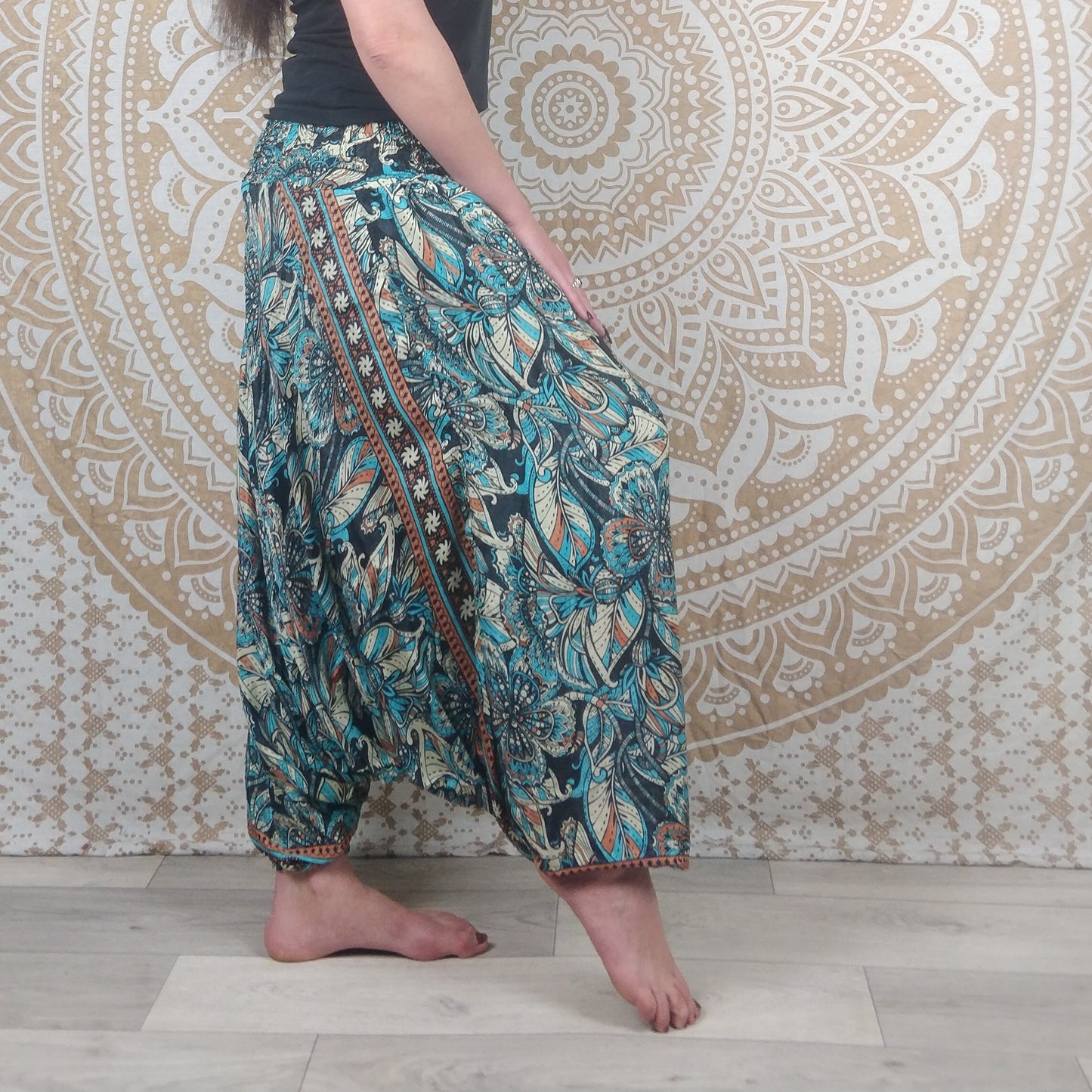 Pantalon Sarthal en soie indienne. Sarouel 2 en 1. Imprimé fleuri bleu et noir.