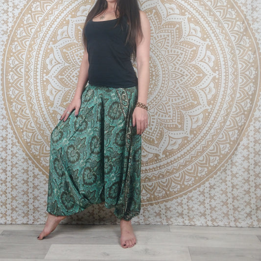 Pantalon Sarthal en soie indienne. Sarouel 2 en 1. Imprimé ethnique vert et marron.