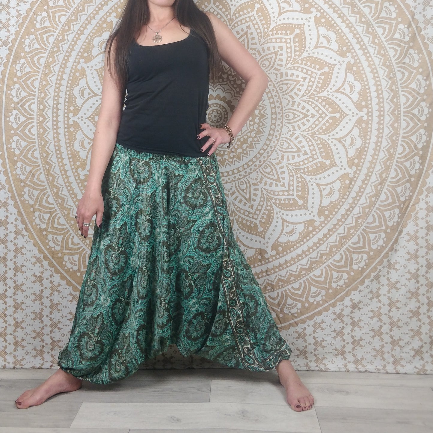 Pantalon Sarthal en soie indienne. Sarouel 2 en 1. Imprimé ethnique vert et marron.