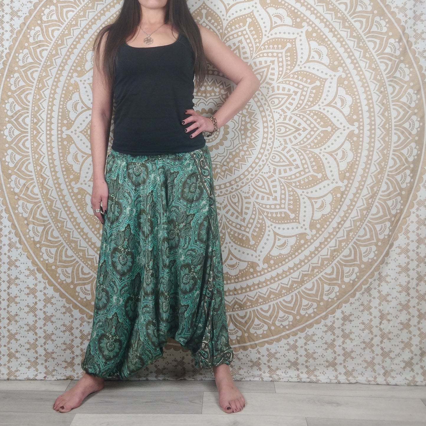 Pantalon Sarthal en soie indienne. Sarouel 2 en 1. Imprimé ethnique vert et marron.