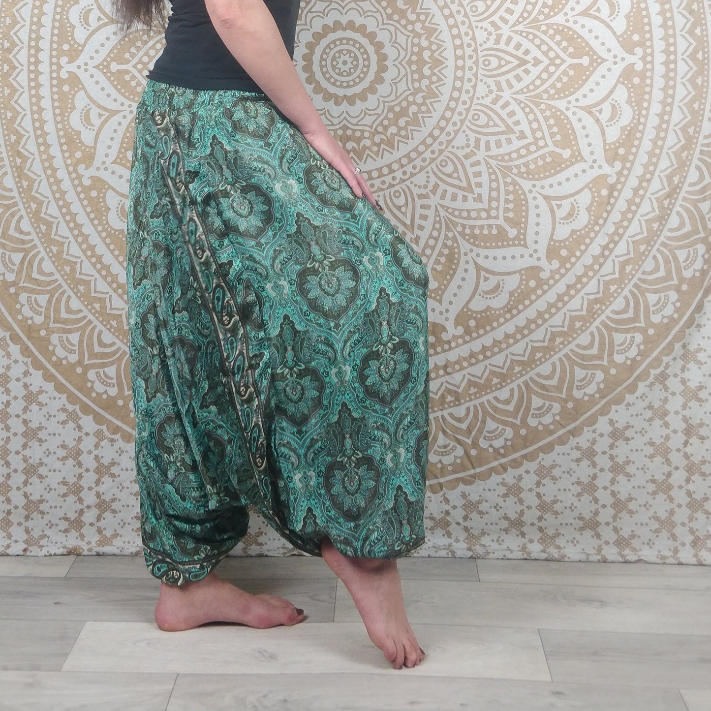 Pantalon Sarthal en soie indienne. Sarouel 2 en 1. Imprimé ethnique vert et marron.