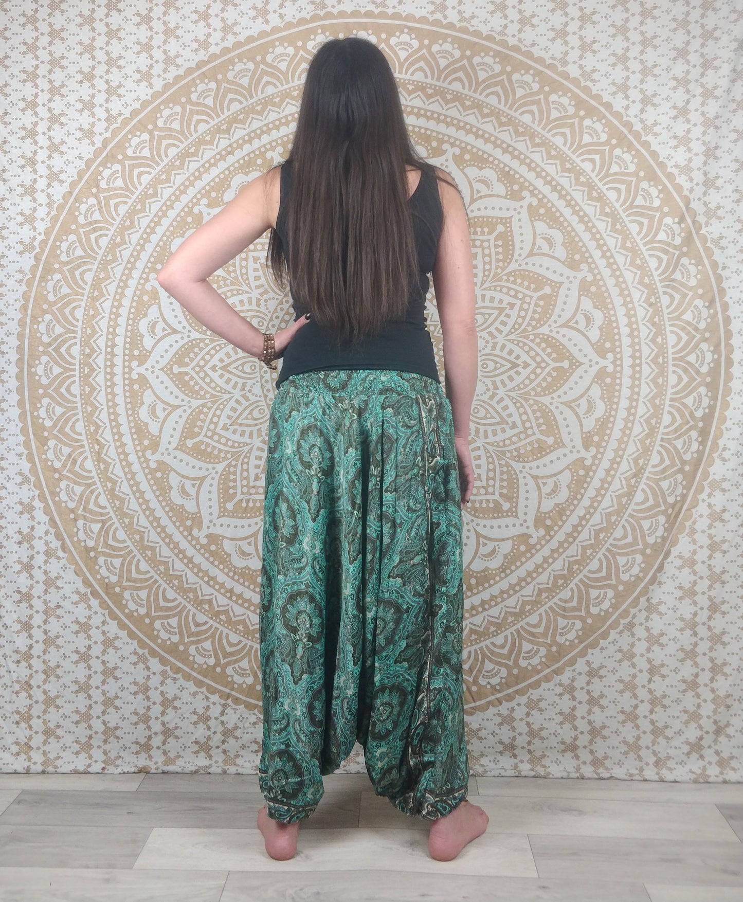 Pantalon Sarthal en soie indienne. Sarouel 2 en 1. Imprimé ethnique vert et marron.