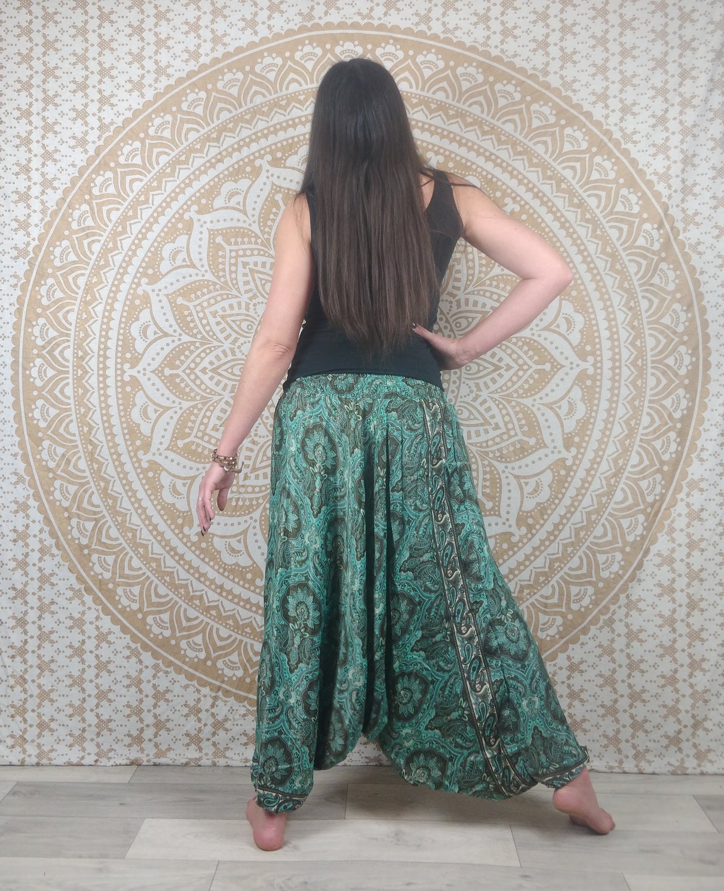 Pantalon Sarthal en soie indienne. Sarouel 2 en 1. Imprimé ethnique vert et marron.