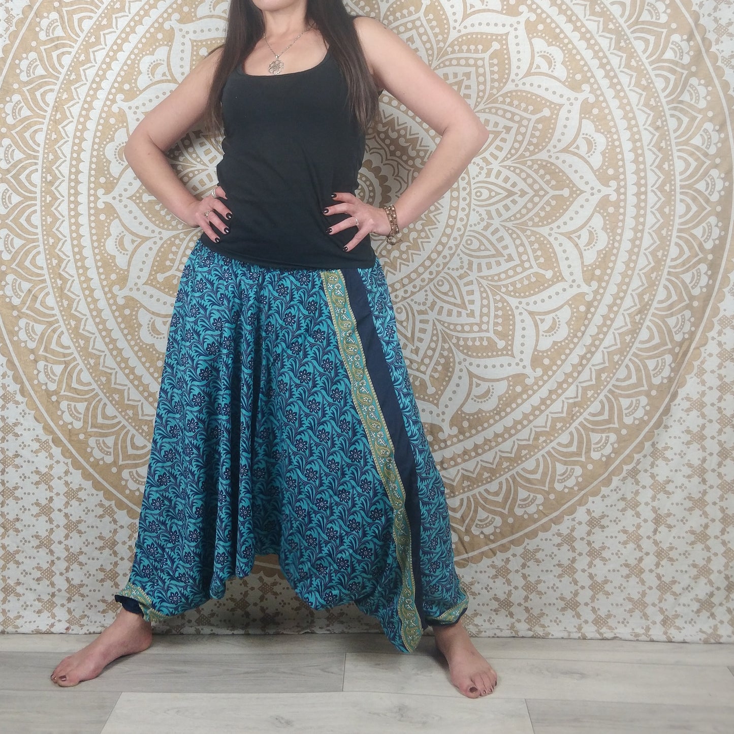 Pantalon Sarthal en soie indienne. Sarouel 2 en 1. Imprimé fleuri bleu.