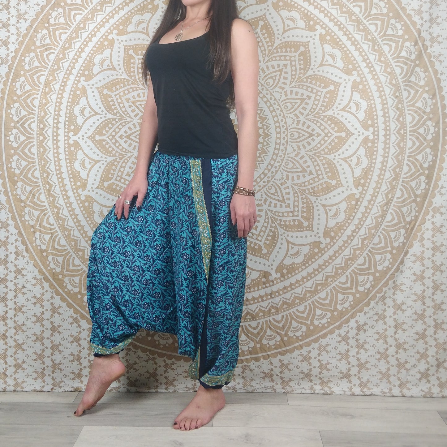 Pantalon Sarthal en soie indienne. Sarouel 2 en 1. Imprimé fleuri bleu.