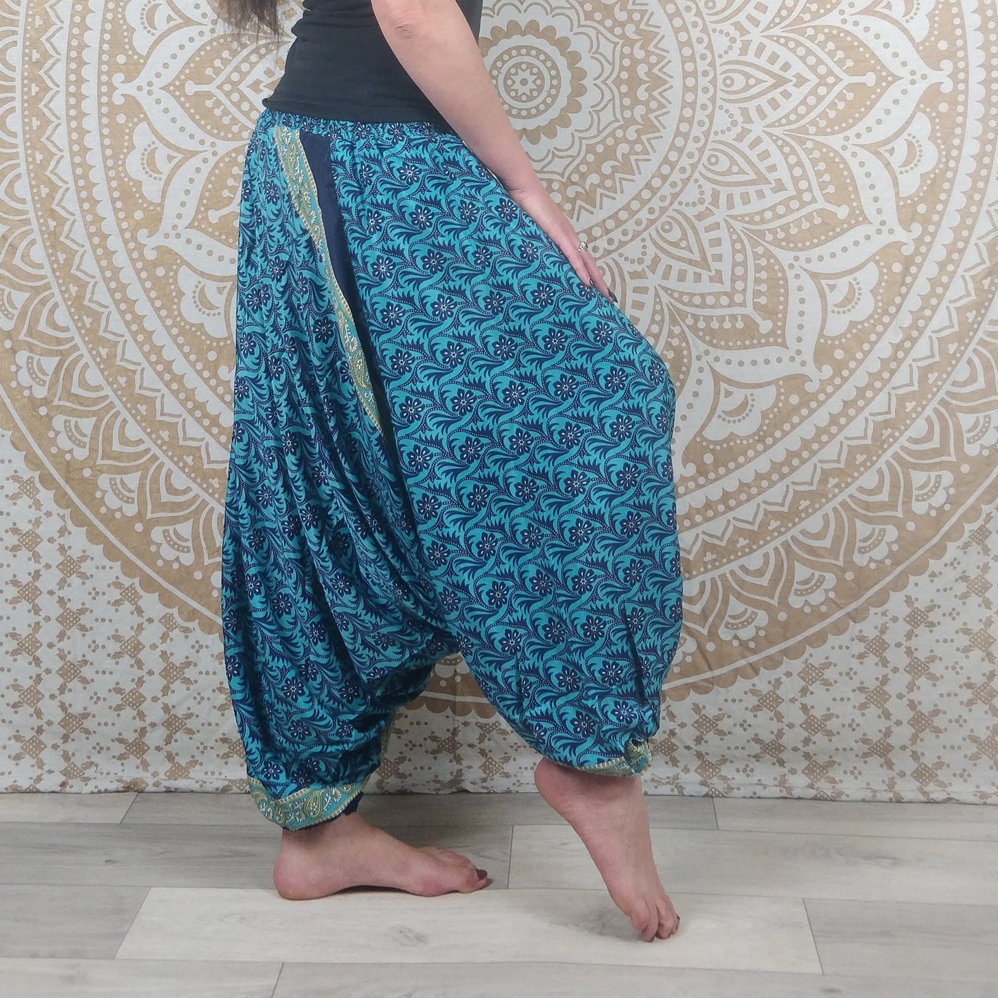 Pantalon Sarthal en soie indienne. Sarouel 2 en 1. Imprimé fleuri bleu.