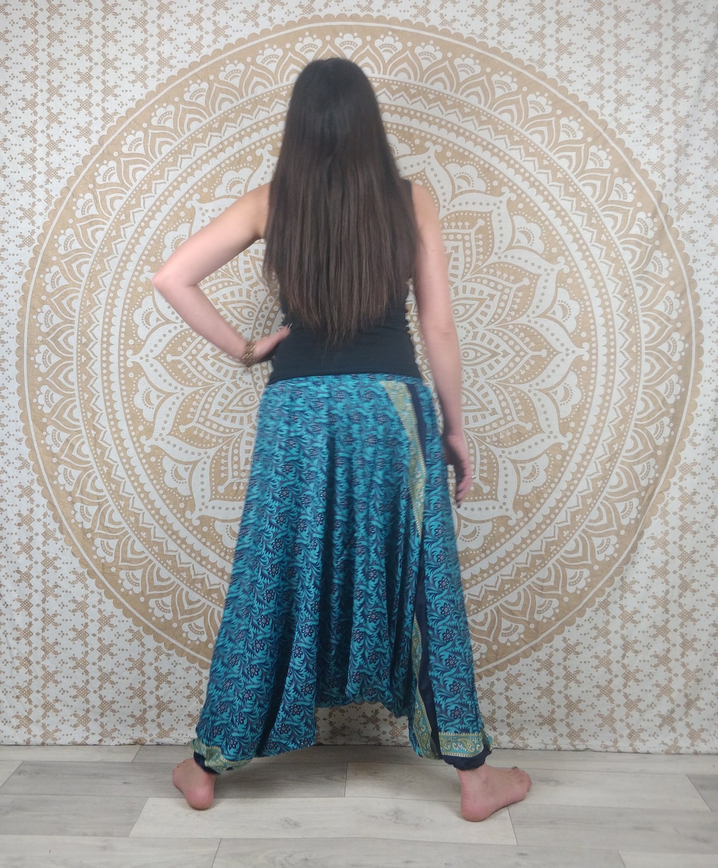 Pantalon Sarthal en soie indienne. Sarouel 2 en 1. Imprimé fleuri bleu.