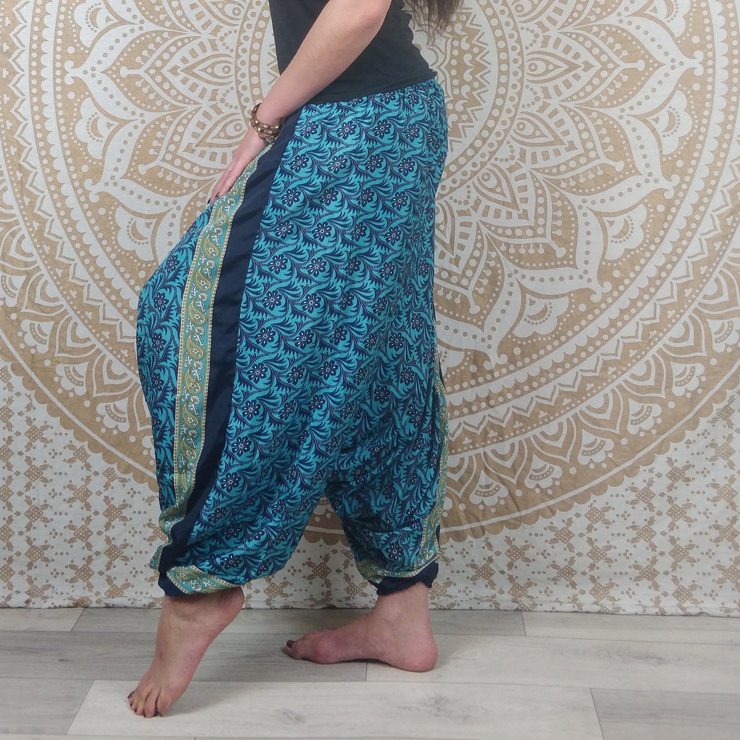 Pantalon Sarthal en soie indienne. Sarouel 2 en 1. Imprimé fleuri bleu.