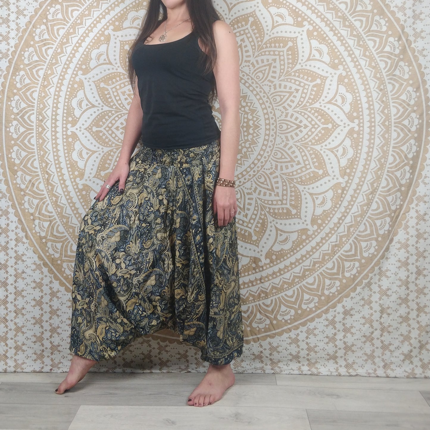 Pantalon Sarthal en soie indienne. Sarouel 2 en 1. Imprimé paisley noir.