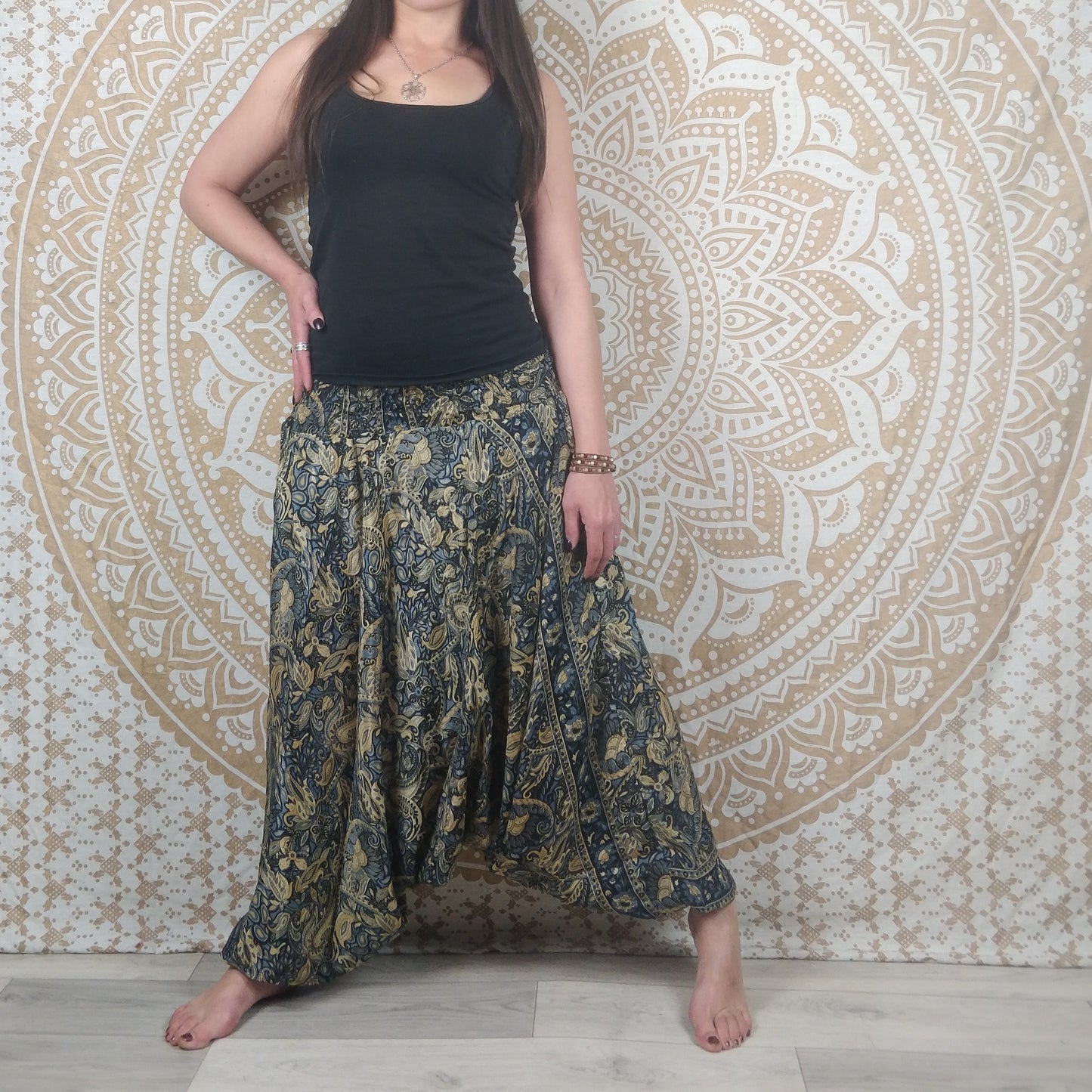 Pantalon Sarthal en soie indienne. Sarouel 2 en 1. Imprimé paisley noir.