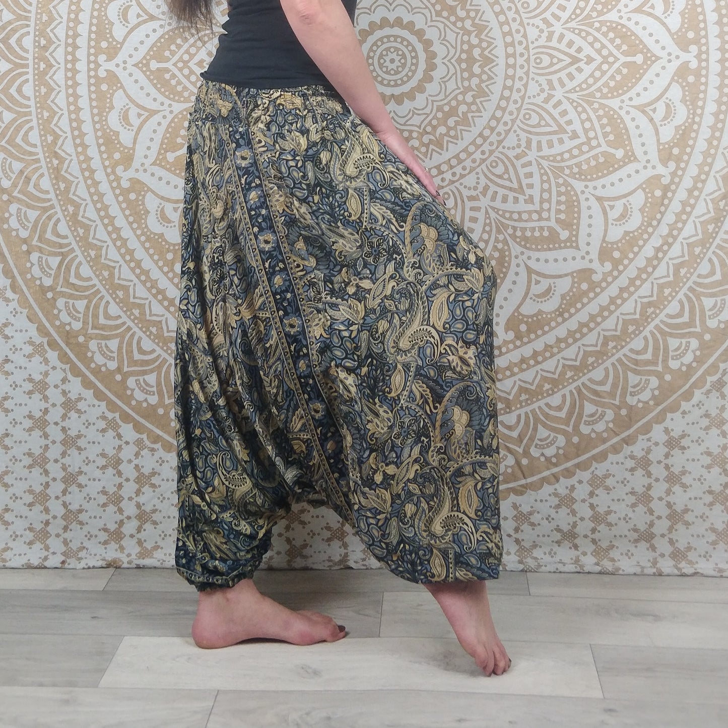 Pantalon Sarthal en soie indienne. Sarouel 2 en 1. Imprimé paisley noir.