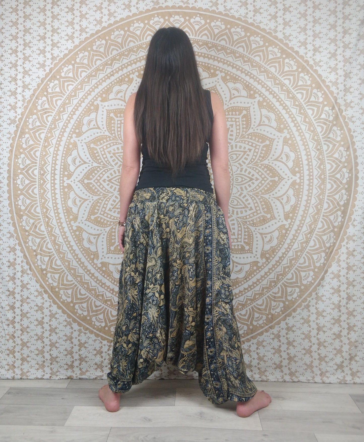 Pantalon Sarthal en soie indienne. Sarouel 2 en 1. Imprimé paisley noir.