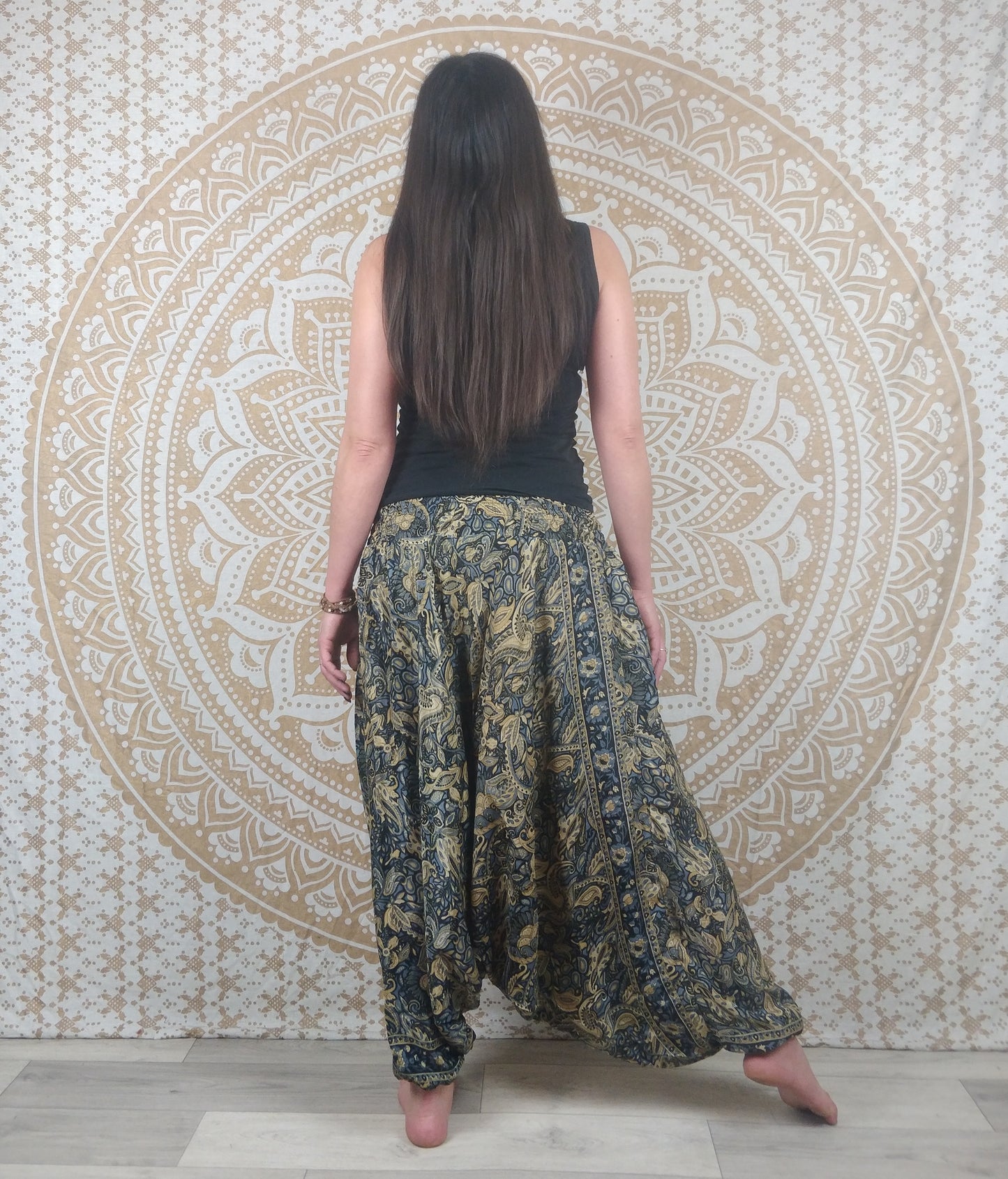 Pantalon Sarthal en soie indienne. Sarouel 2 en 1. Imprimé paisley noir.