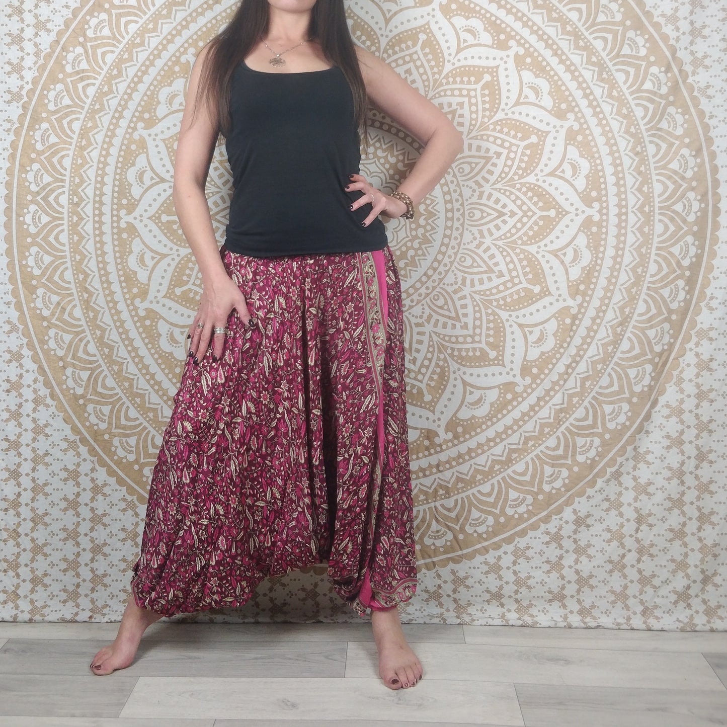 Pantalon Sarthal en soie indienne. Sarouel 2 en 1. Imprimé paisley fuchsia.