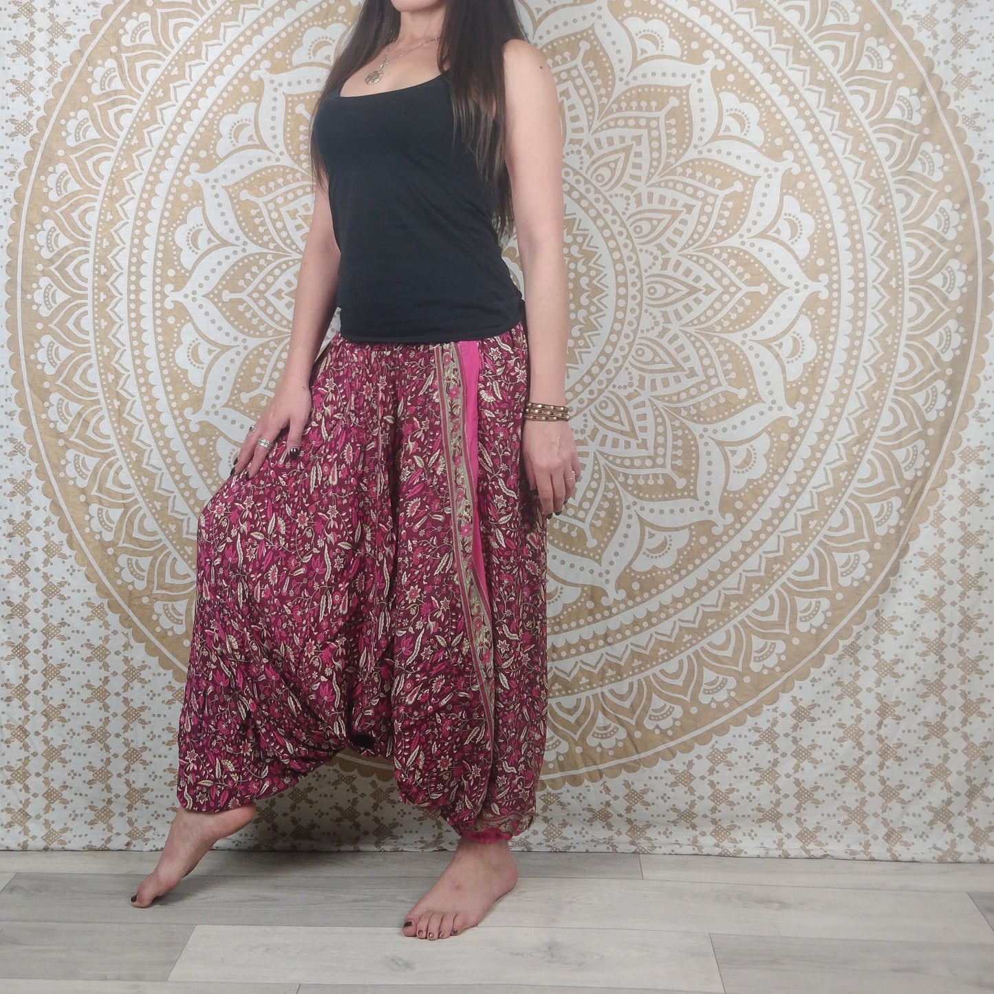 Pantalon Sarthal en soie indienne. Sarouel 2 en 1. Imprimé paisley fuchsia.