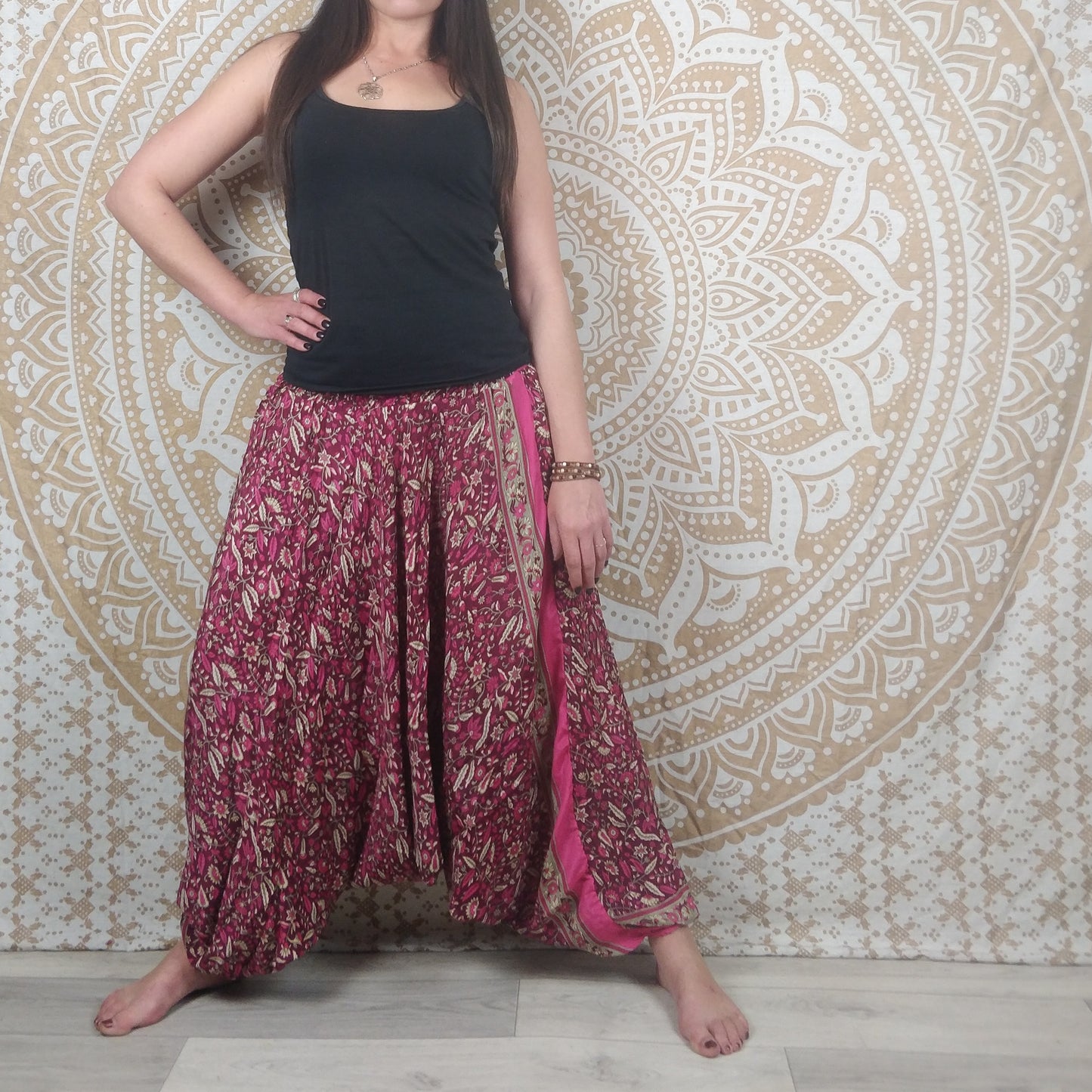 Pantalon Sarthal en soie indienne. Sarouel 2 en 1. Imprimé paisley fuchsia.