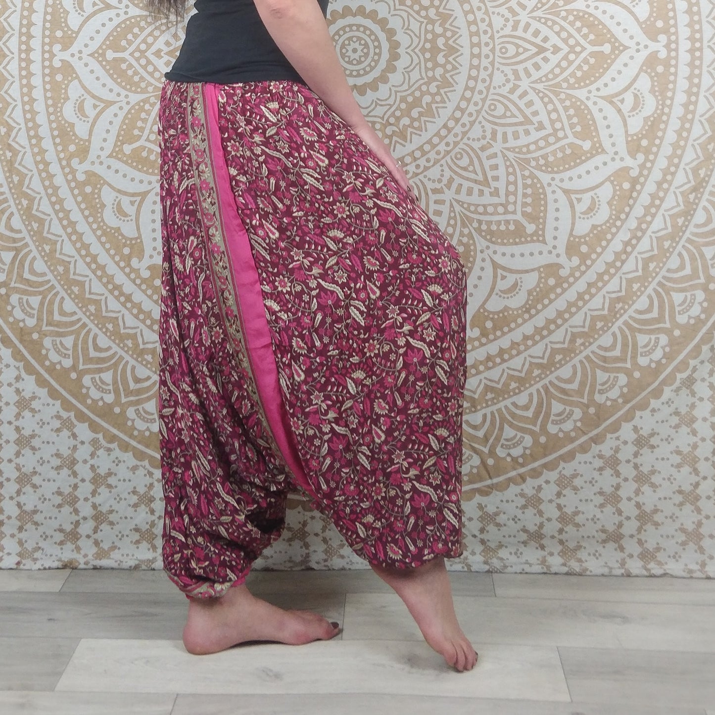 Pantalon Sarthal en soie indienne. Sarouel 2 en 1. Imprimé paisley fuchsia.