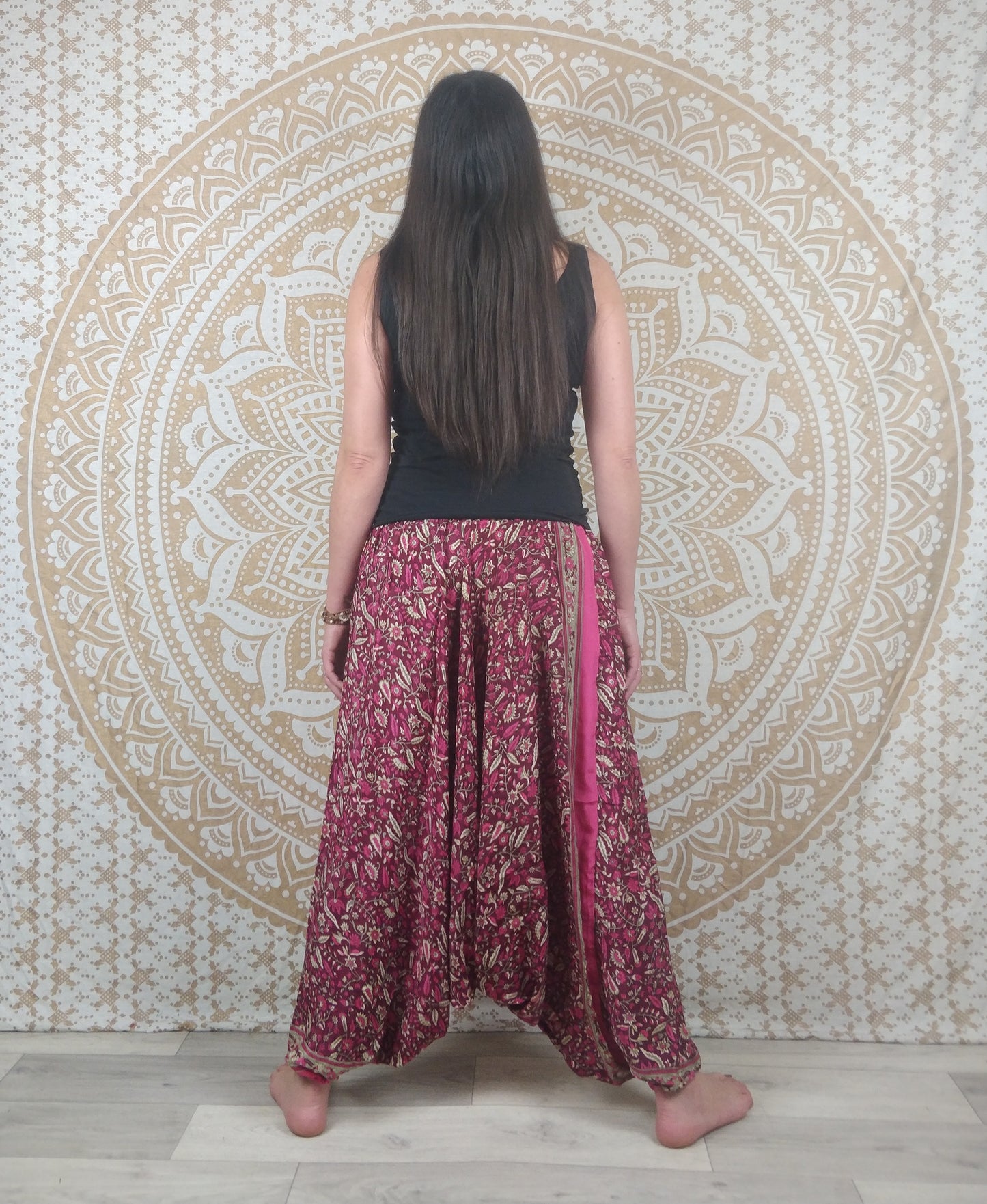 Pantalon Sarthal en soie indienne. Sarouel 2 en 1. Imprimé paisley fuchsia.