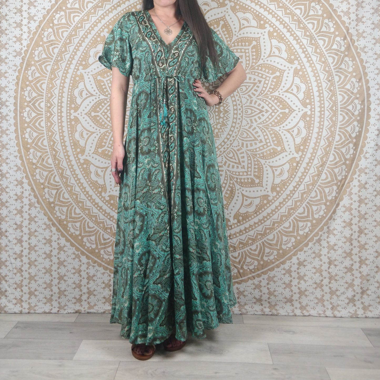 Robe longue Sahjana en soie indienne. Robe bobème manches courtes ajustable et évasée. Imprimé ethnique vert et marron.