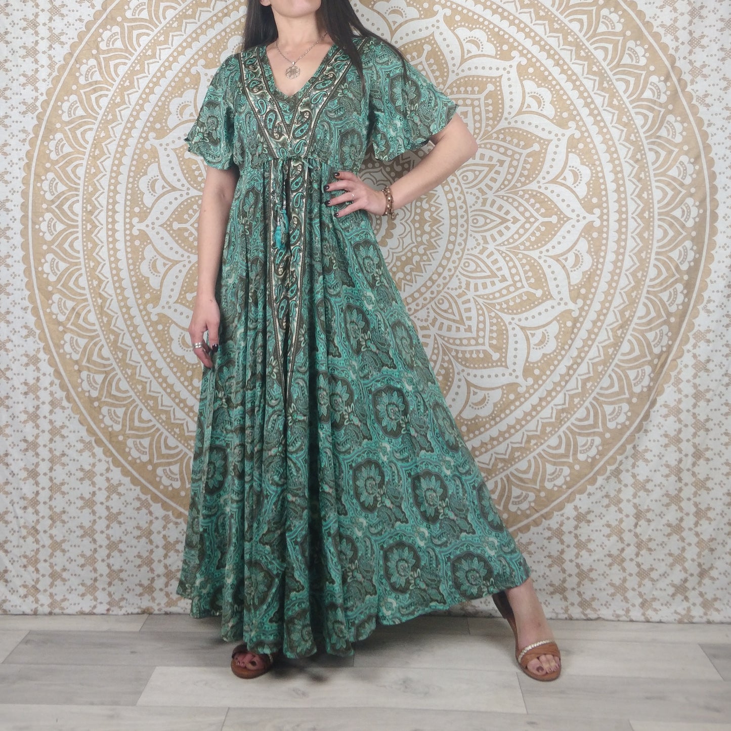 Robe longue Sahjana en soie indienne. Robe bobème manches courtes ajustable et évasée. Imprimé ethnique vert et marron.