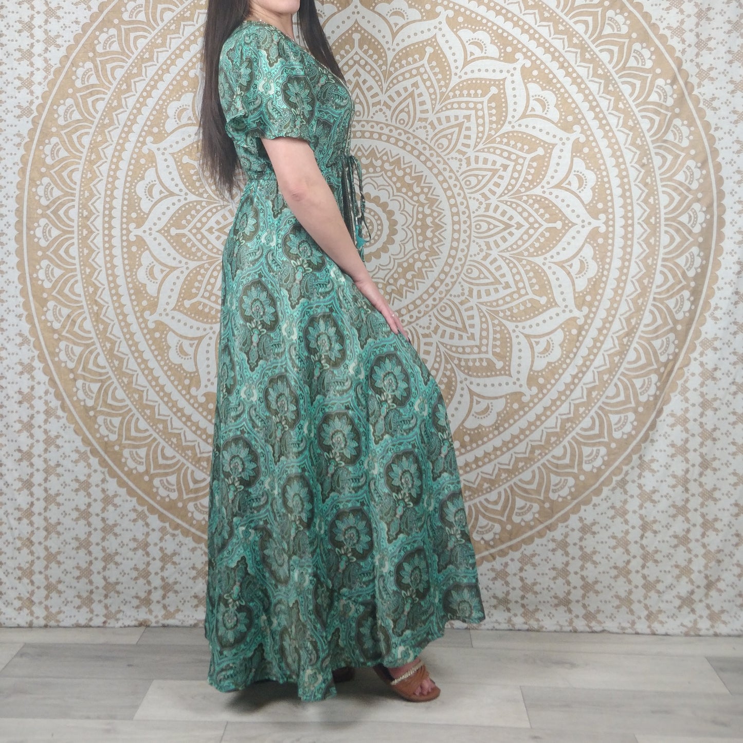 Robe longue Sahjana en soie indienne. Robe bobème manches courtes ajustable et évasée. Imprimé ethnique vert et marron.