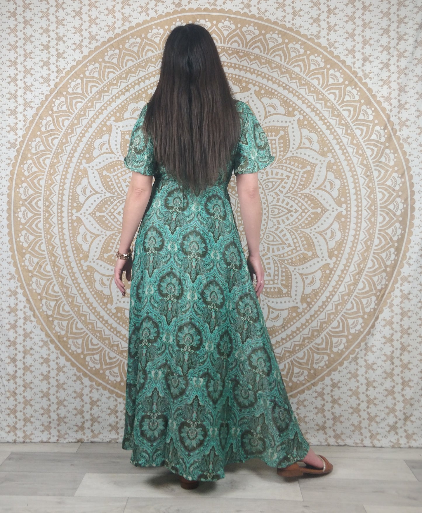 Robe longue Sahjana en soie indienne. Robe bobème manches courtes ajustable et évasée. Imprimé ethnique vert et marron.