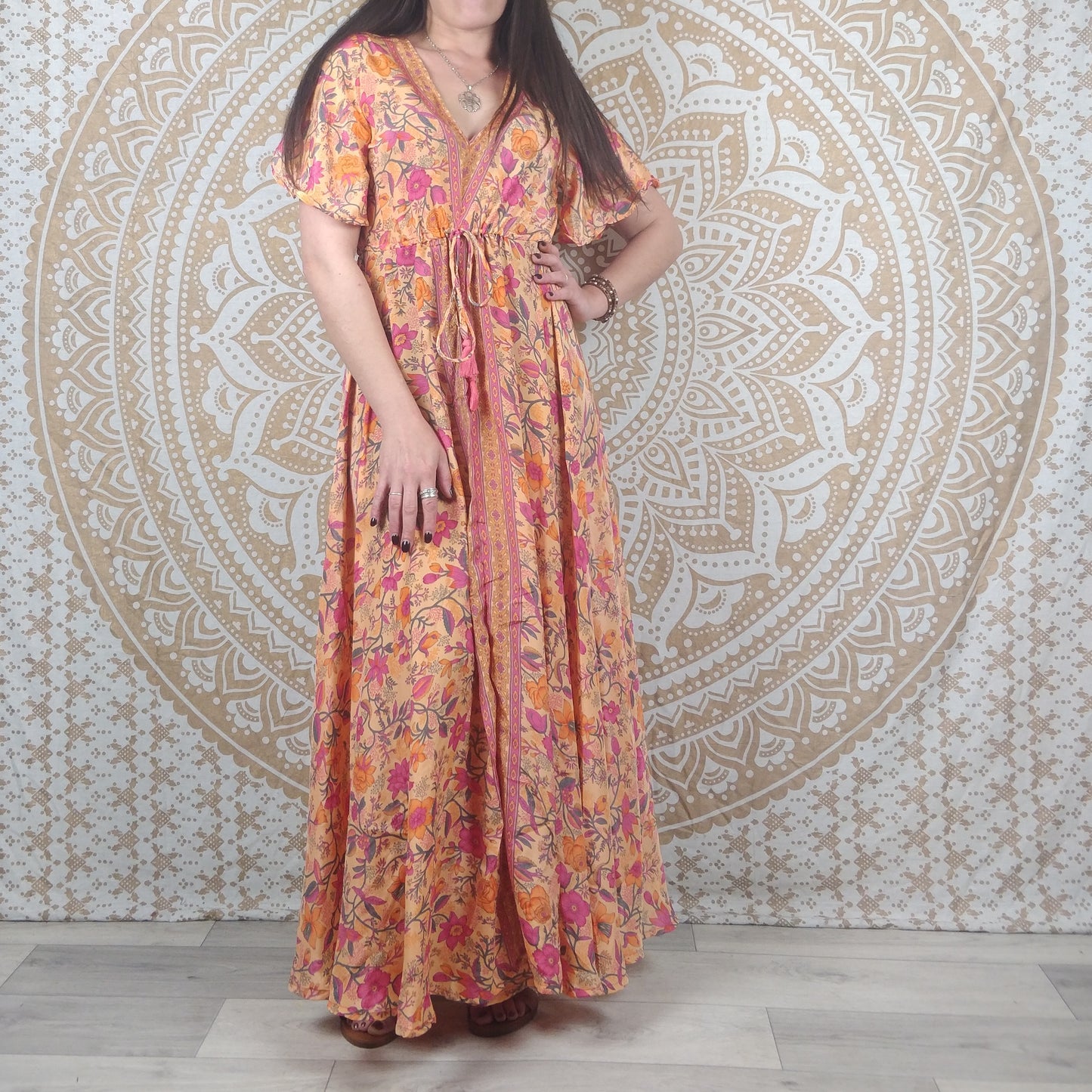 Robe longue Sahjana en soie indienne. Robe bobème manches courtes ajustable et évasée. Imprimé fleuri orange.