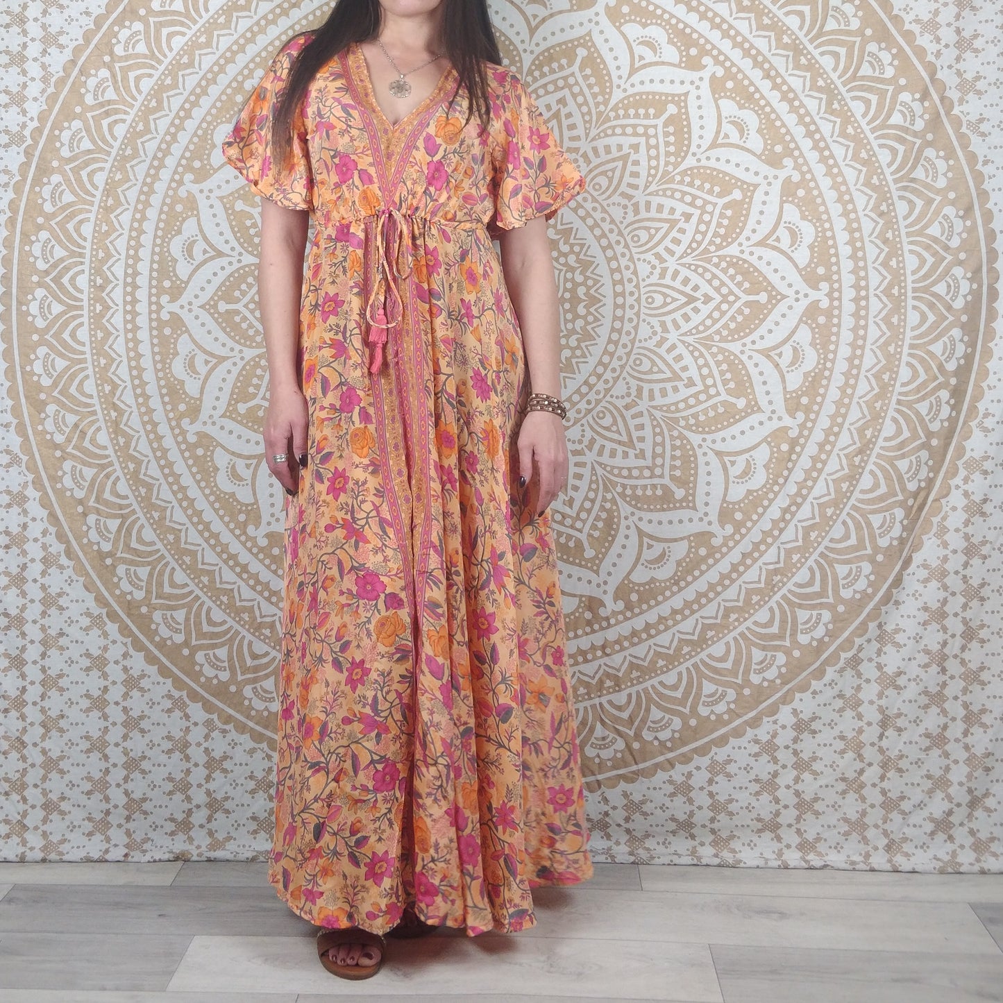 Robe longue Sahjana en soie indienne. Robe bobème manches courtes ajustable et évasée. Imprimé fleuri orange.