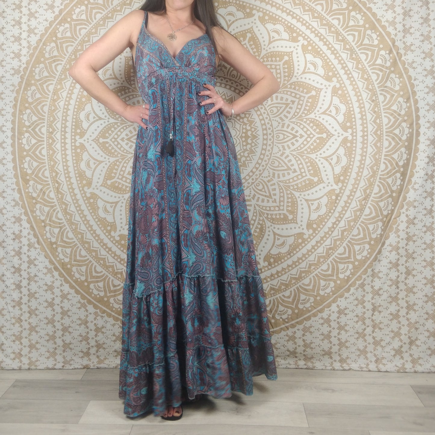 Robe longue femme Sareya en soie indienne. Maxi robe bohème ajustée et évasée. Imprimé fleuri bleu.