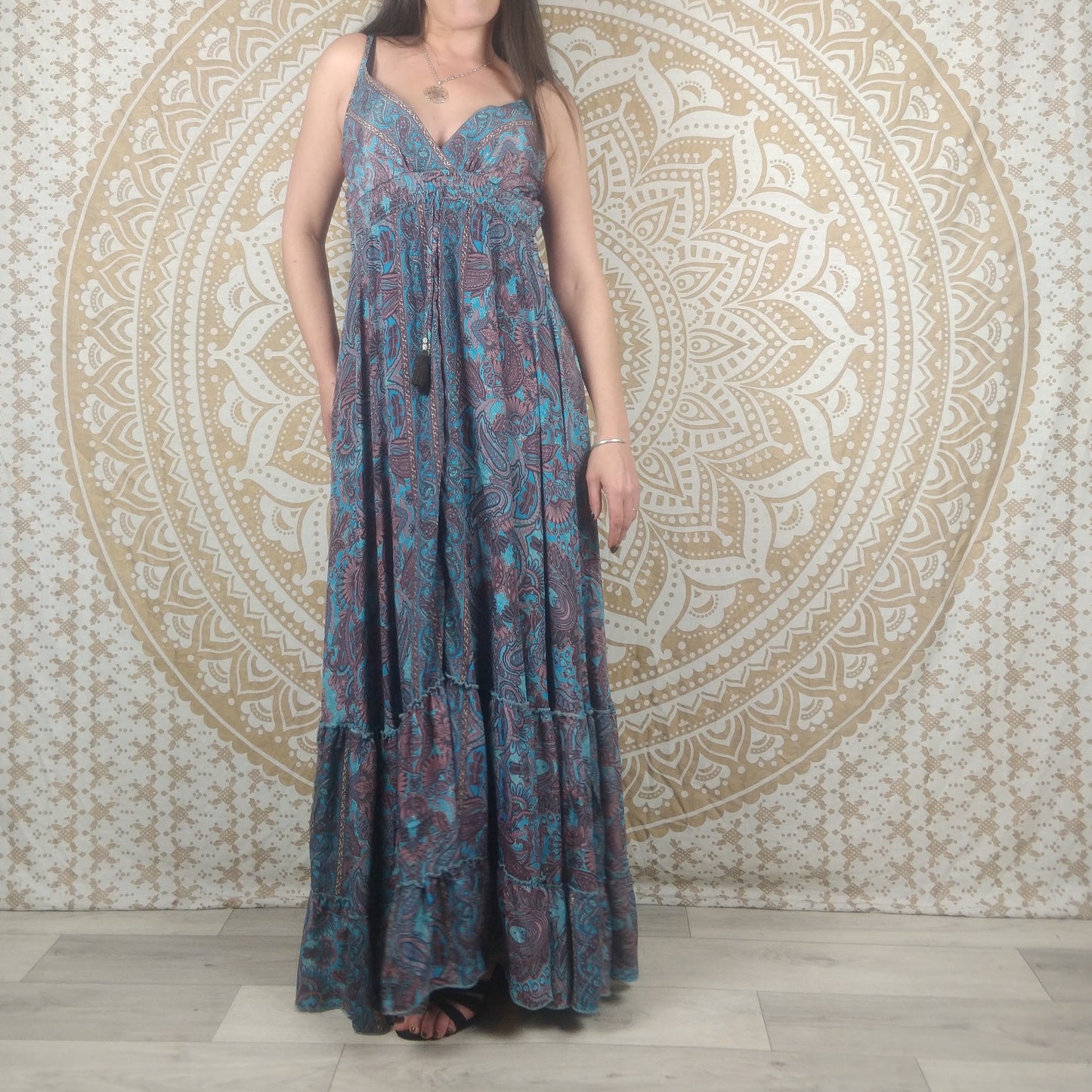 Robe longue femme Sareya en soie indienne. Maxi robe bohème ajustée et évasée. Imprimé fleuri bleu.