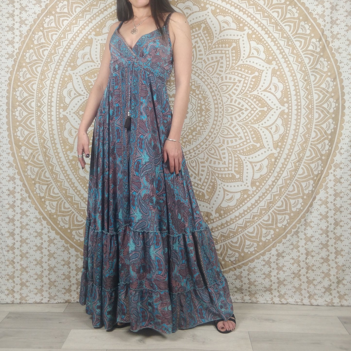 Robe longue femme Sareya en soie indienne. Maxi robe bohème ajustée et évasée. Imprimé fleuri bleu.