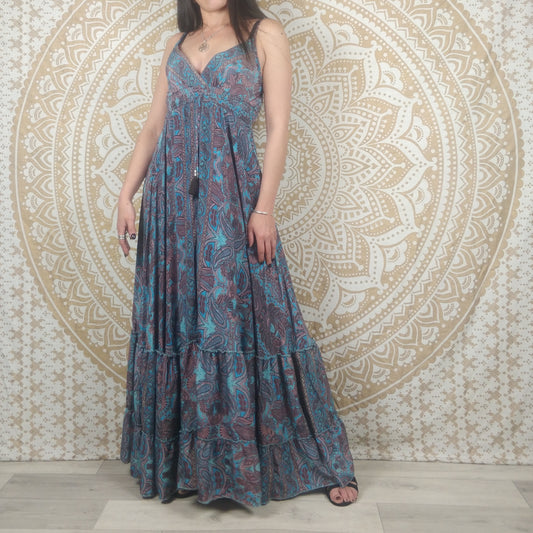 Robe longue femme Sareya en soie indienne. Maxi robe bohème ajustée et évasée. Imprimé fleuri bleu.