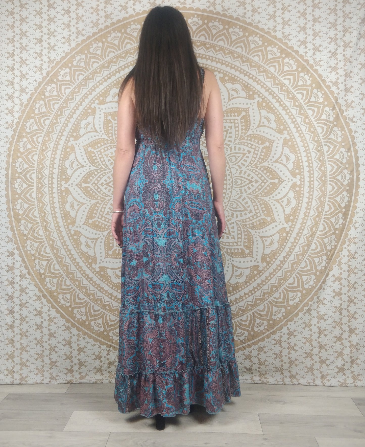 Robe longue femme Sareya en soie indienne. Maxi robe bohème ajustée et évasée. Imprimé fleuri bleu.