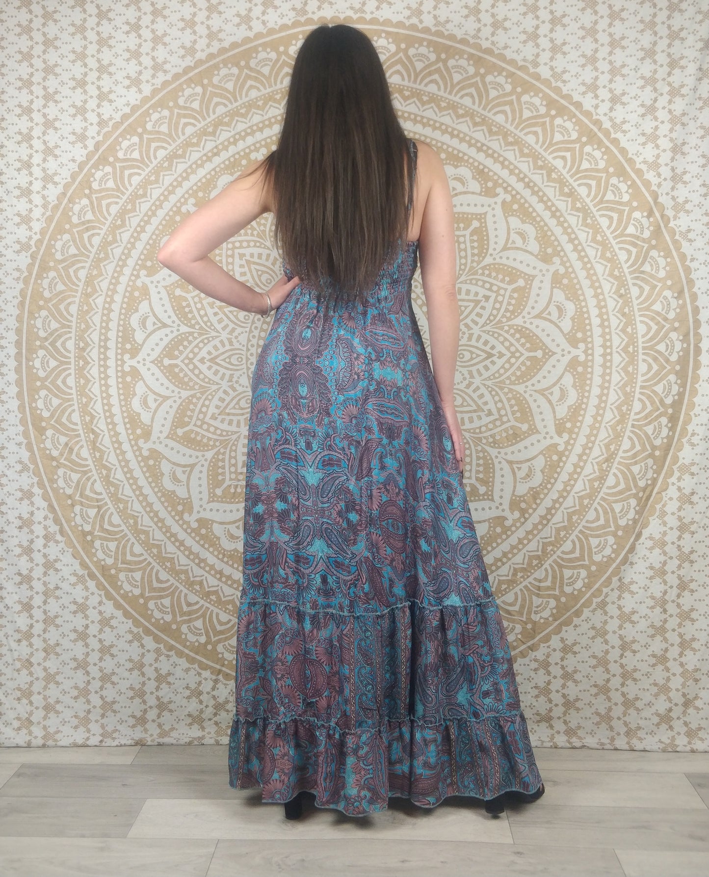 Robe longue femme Sareya en soie indienne. Maxi robe bohème ajustée et évasée. Imprimé fleuri bleu.