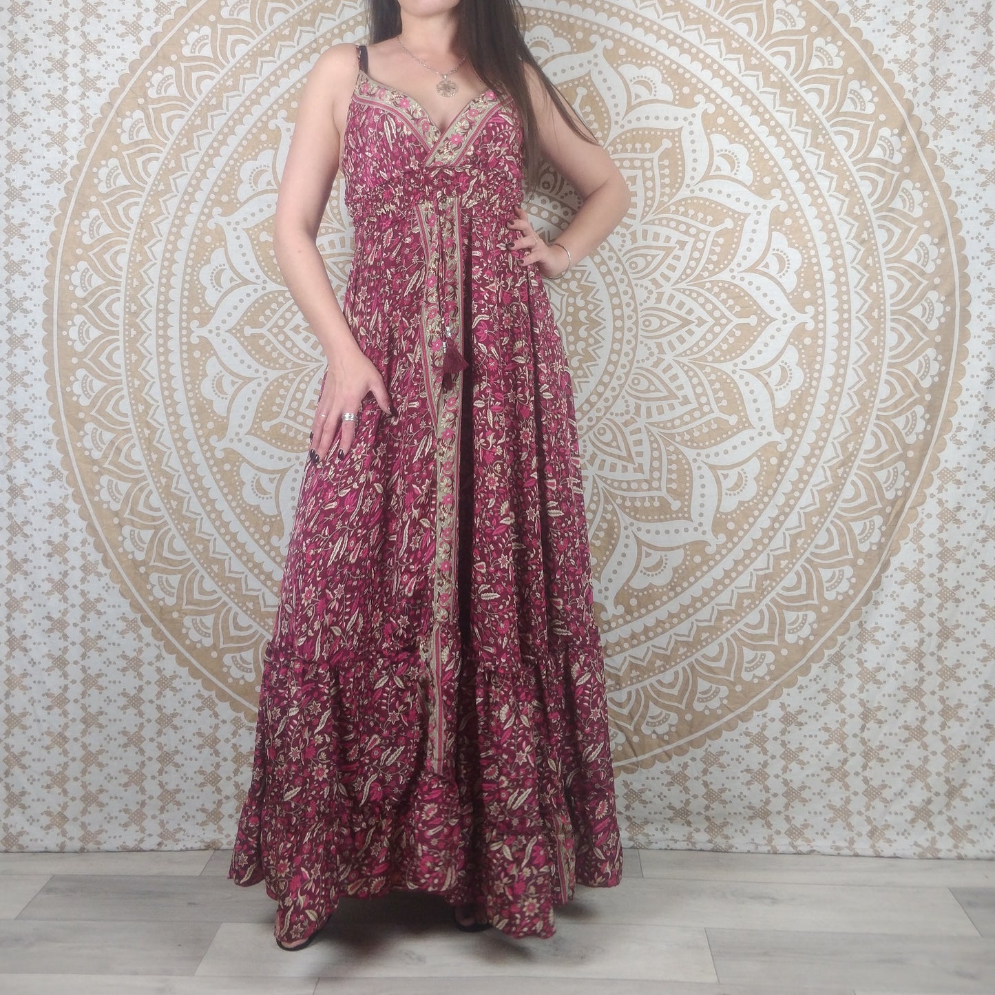 Robe longue femme Sareya en soie indienne. Maxi robe bohème ajustée et évasée. Imprimé paisley fuchsia.