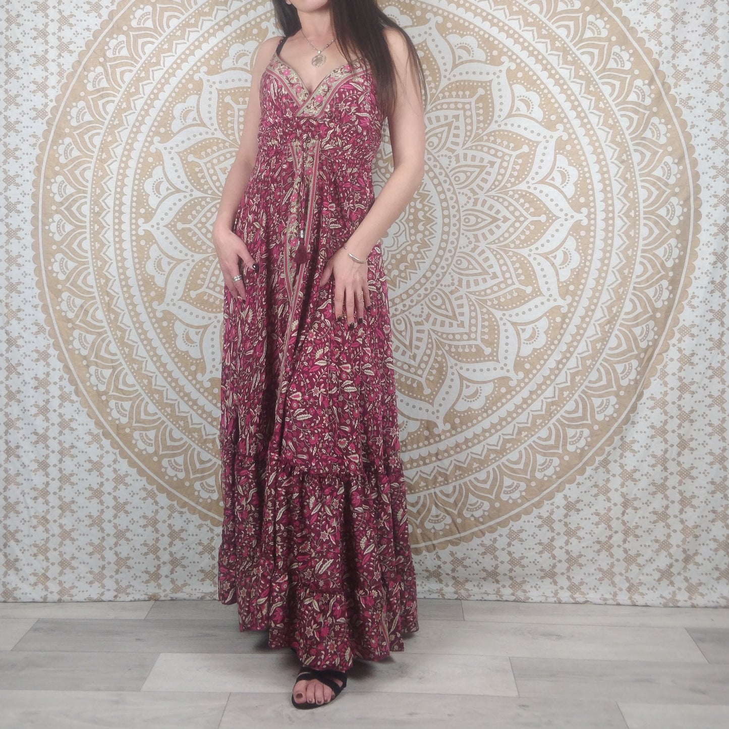 Robe longue femme Sareya en soie indienne. Maxi robe bohème ajustée et évasée. Imprimé paisley fuchsia.