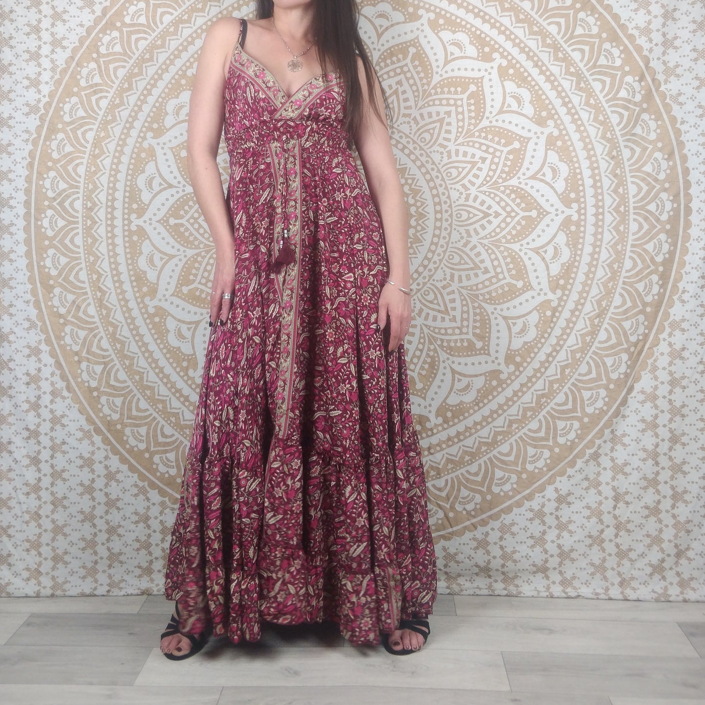 Robe longue femme Sareya en soie indienne. Maxi robe bohème ajustée et évasée. Imprimé paisley fuchsia.