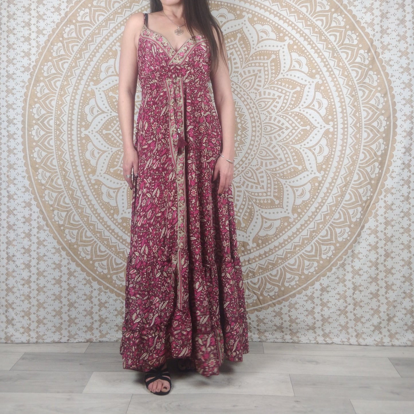 Robe longue femme Sareya en soie indienne. Maxi robe bohème ajustée et évasée. Imprimé paisley fuchsia.