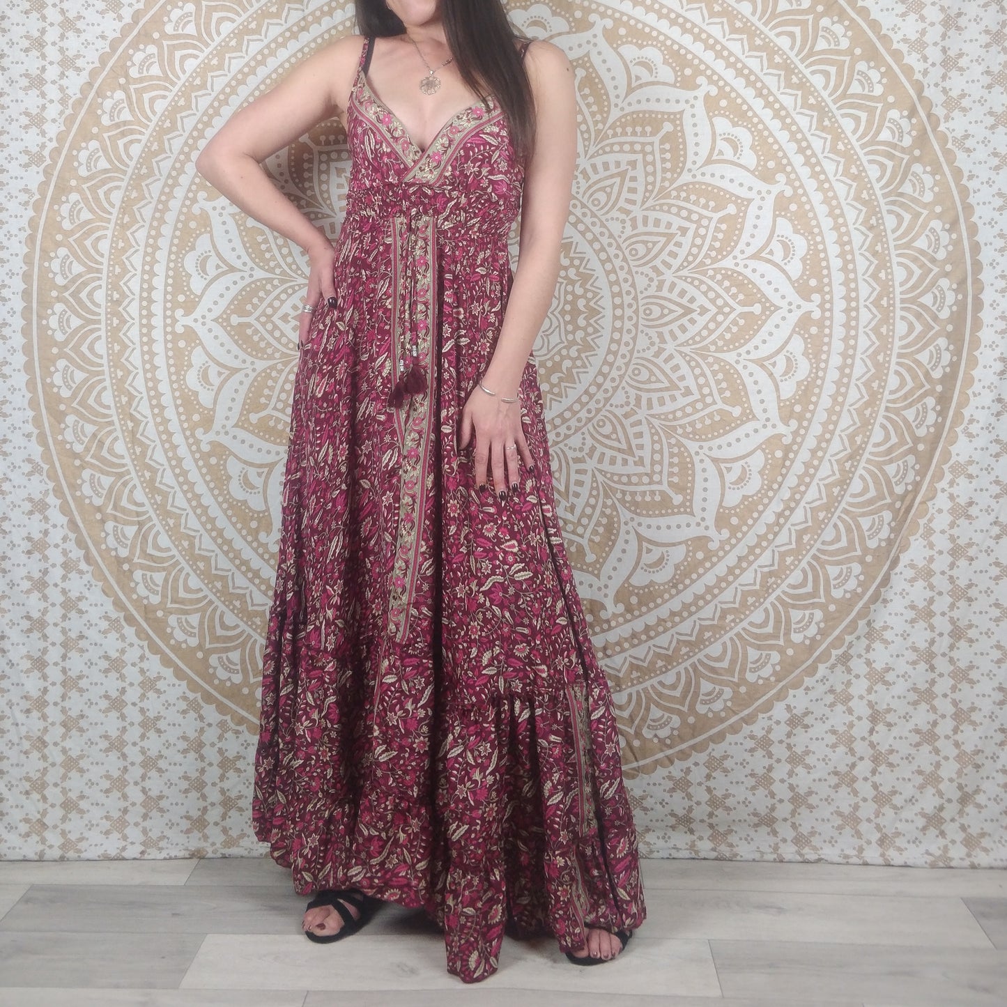 Robe longue femme Sareya en soie indienne. Maxi robe bohème ajustée et évasée. Imprimé paisley fuchsia.